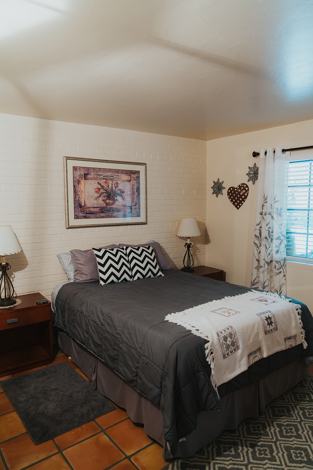 غرفة نوم تضم سرير كوين