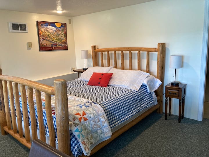 Chumba cha kulala cha ghorofa ya chini na kitanda cha Malkia.