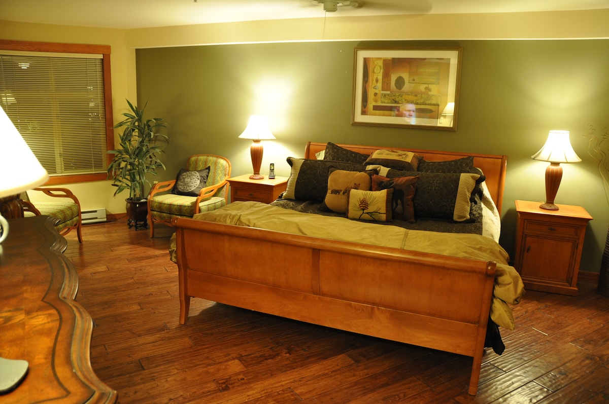 Dhomë gjumi master me banjë dhe derë të veçantë