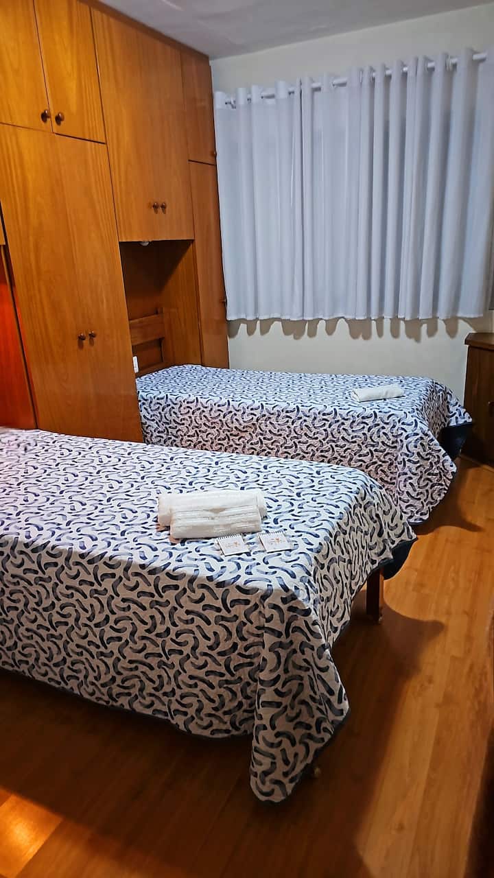 房间配有单人床……空间宽敞舒适，内置橱柜。 从Jacareí市顶部和公寓的美景。美丽的景观。