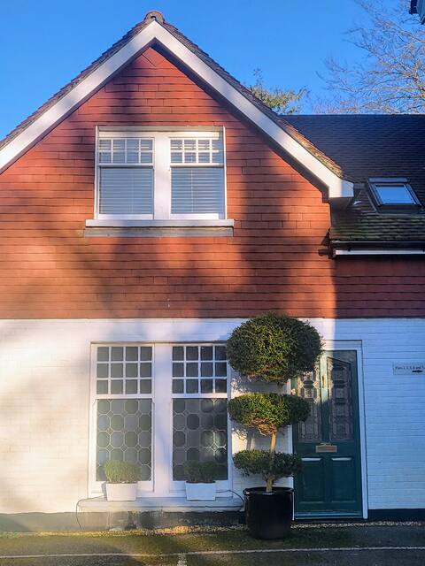 Coach house with garden, five-minute walk from sea
