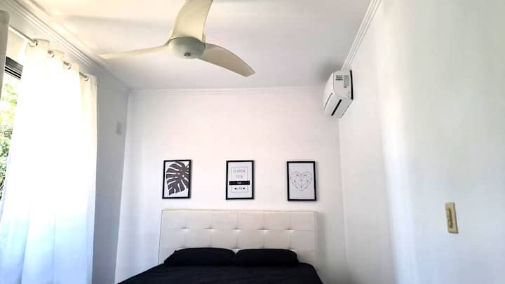 Suíte confortável na Riviera de São Lourenço com ar-condicionado quente e frio, ventilador de teto, Smart TV Samsung de 50'', e armário espaçoso. Perfeito para seu descanso com comodidade e estilo!