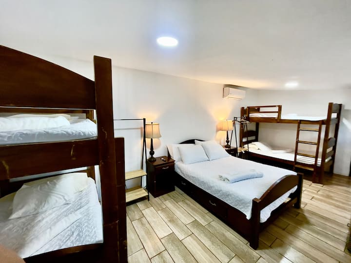 Queen bed, 2 staterooms and full bathroom. A/C and cable TV. Mini refrigerator