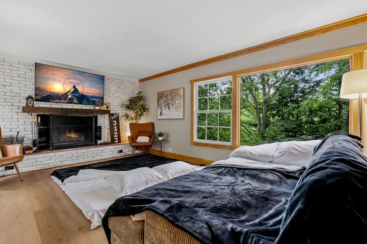 Aquí están las sillas para dormir dispuestas en una cama tamaño queen en el suelo y el sofá cama convertido en otro espacio para dormir. En los armarios de los dormitorios hay sábanas, almohadas y mantas adicionales.