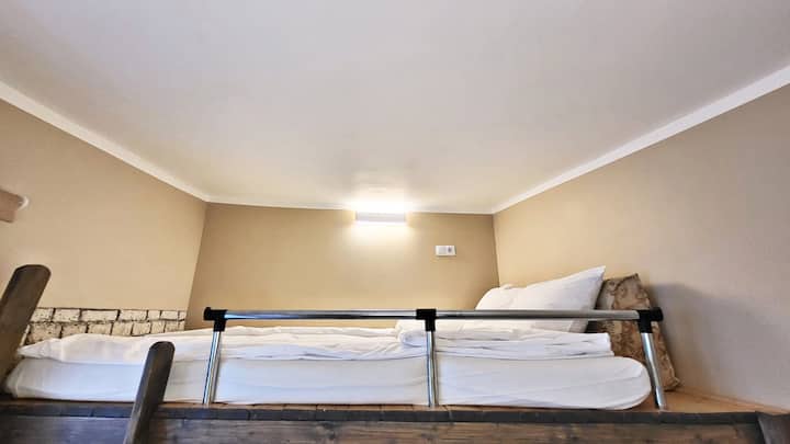 Udoban prostor za spavanje na 2. razini. Prostor je opremljen utičnicom i dodatnom rasvjetom. Ograde za vašu sigurnost dok spavate.