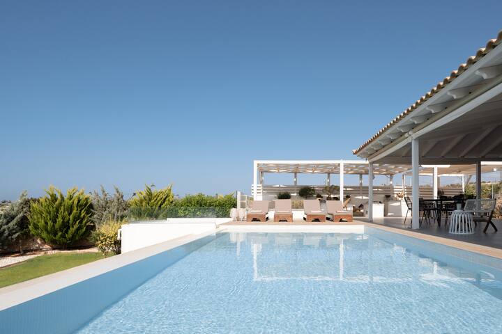 Alba Bianca Villa, Family Retreat with Heated Pool