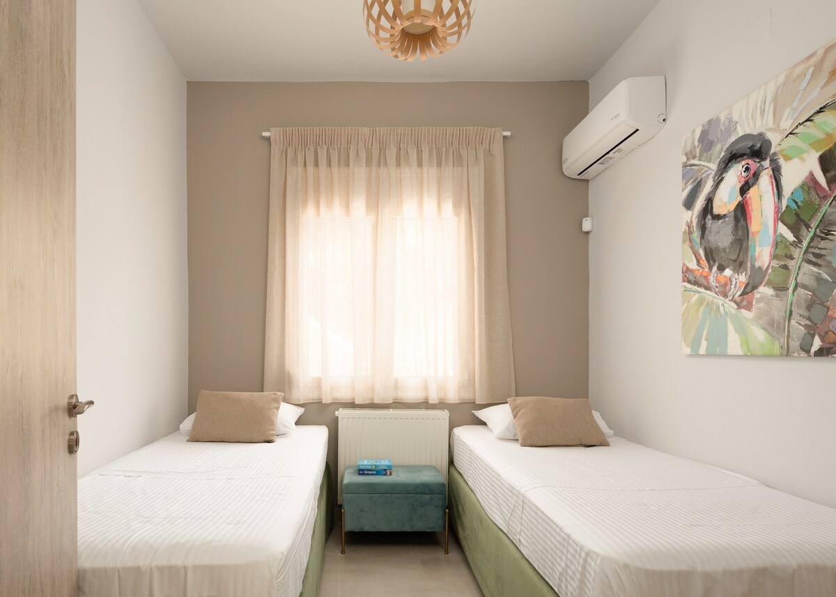 ห้องนอนเตียงคู่พร้อมเตียงเดี่ยวสองหลัง (0.90x2.00) 