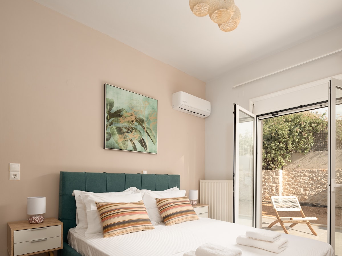 ห้องนอนคู่พร้อมเตียงควีนไซส์ (1.60x2.00) และเข้าถึงระเบียงได้ 