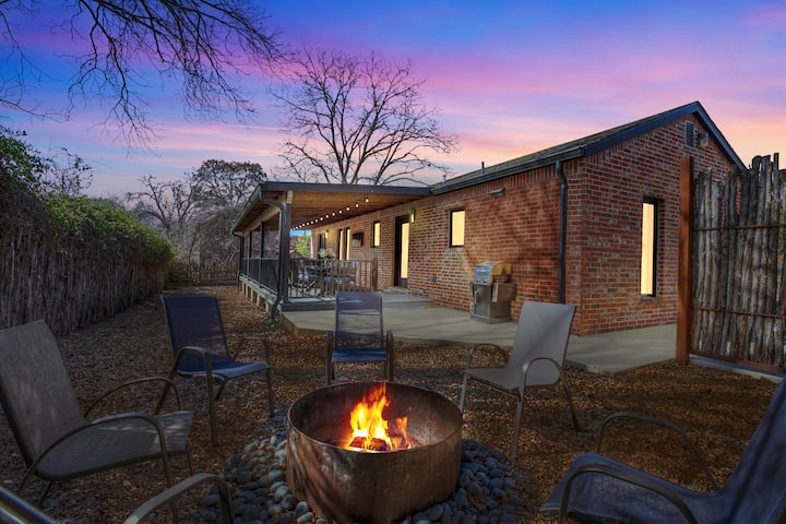 Alcove: Steps To Main St.-high End Home W/hot-tub! - Fredericksburg, TX