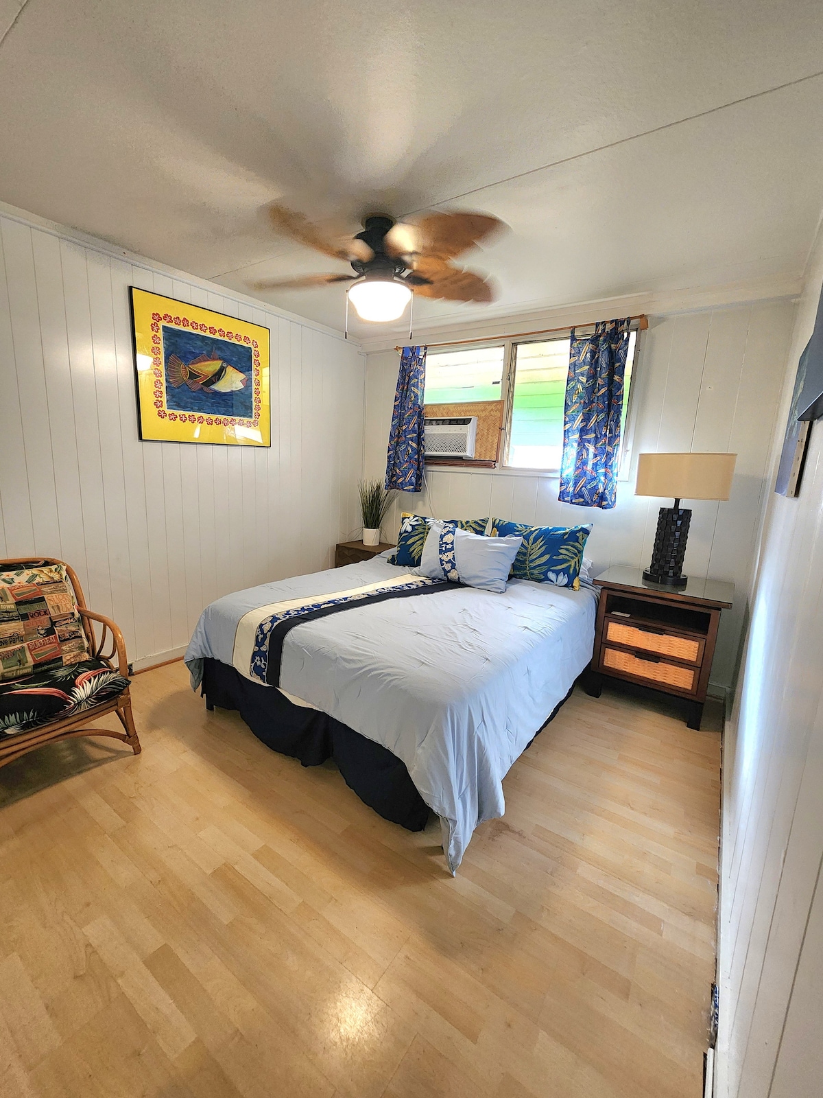 Chumba Kikuu cha Kulala - Kitanda cha Malkia, Dirisha la AC, Feni ya Dari