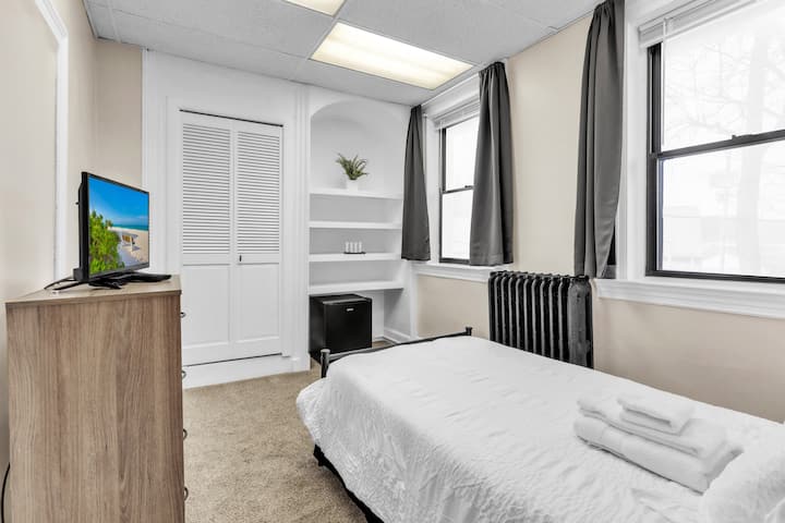 Habitación 3

***Esta habitación, junto con la otra, tiene su propio anuncio en Airbnb, las fotos son de referencia y se pueden reservar a huéspedes adicionales en función de la disponibilidad***