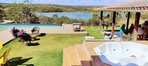 Ranch with lake and mountain views, only 2 km from the ground.
