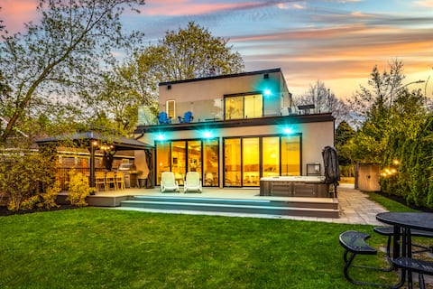 Waterfront home, city/sunset view & steps to beach