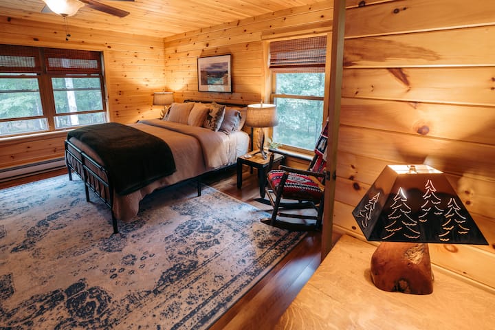 Enjoy some peace and tranquility in this beautiful retreat apportioned with a King Simmons Harmony Lux Diamond mattress. You have the entire floor to yourselves including upper balcony, half bathroom, and designated office space.
