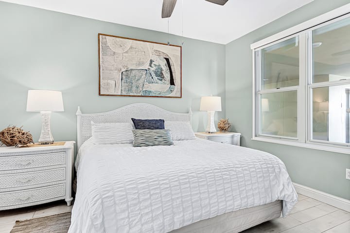 2e slaapkamer met kingsize bed.