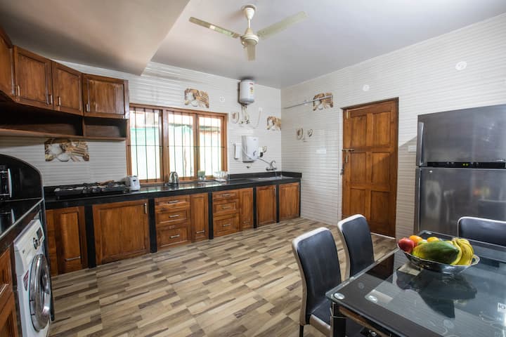 Full kitchen image 1