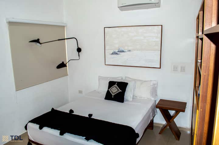 "Dhomë e madhe me krevat dopio, dollap dhe banjë të kompletuar. Ka një dekorim shumë origjinal dhe të bukur, që i jep një pamje të ndryshme dhe elegante."