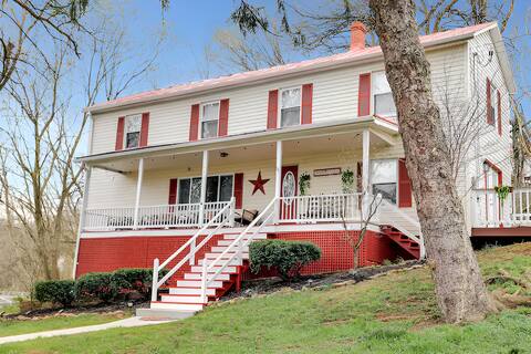 Hawksbill Home🏡~Hot Tub~Modern~Porch~Wifi~Dogs🐕🐾