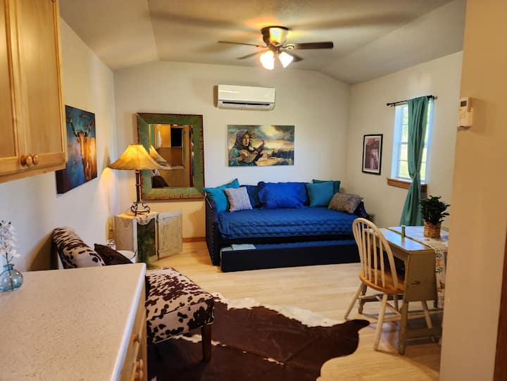 Questo divano è composto da 2 materassi gemelli di lusso con lenzuola di lusso!
La nostra planimetria preferita, molto aperta, spaziosa e accogliente!