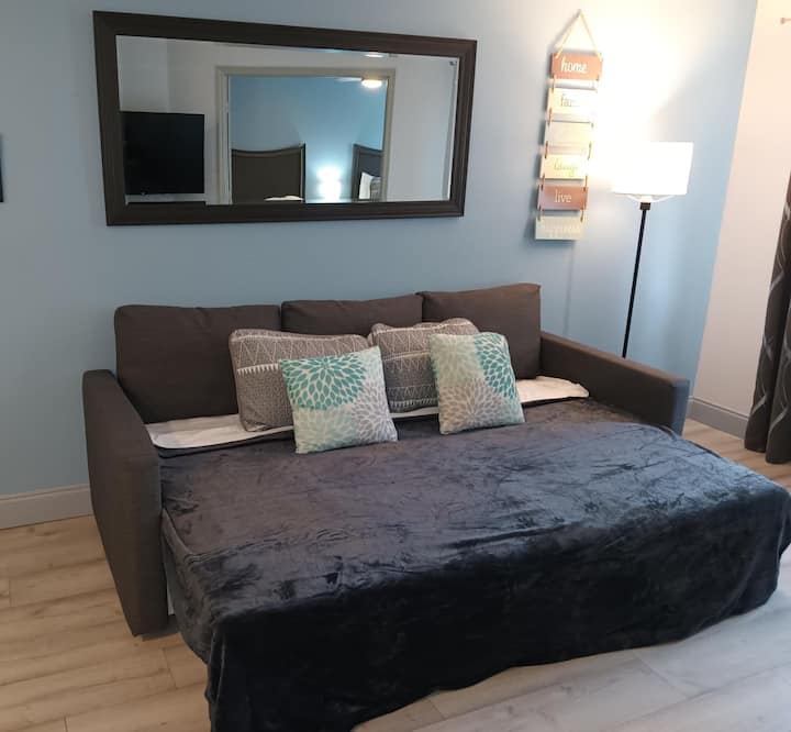 ספה נפתחת נוחה וטלוויזיה חכמה חדשה עם כל אפליקציות הסטרימינג האהובות עליכם.