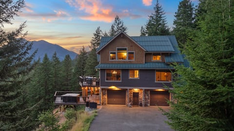 A PNW dream! Hot Tub, 3 private acres & Mnt Views!