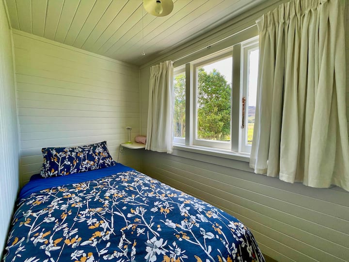 חדר השינה הקטן הזה מגיע מחדר שינה 3 שיש בו שתי מיטות יחיד. מתאים באופן אידיאלי לילד וזמין רק בחודשי הקיץ. 