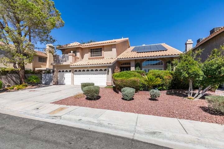 Spacious 5BR w/Optional Heated Pool Near Strip