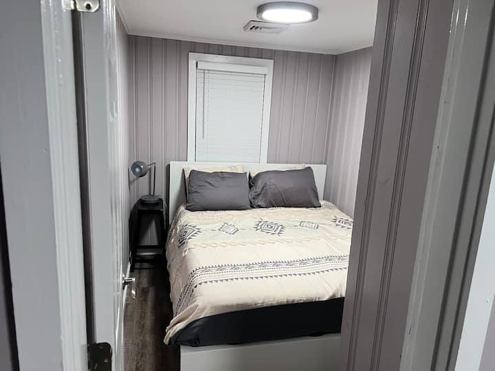 Cama queen muy cómoda y armario de almacenamiento.