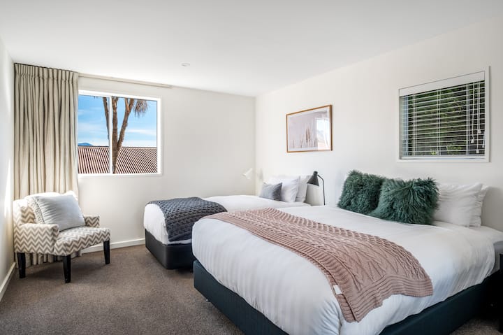 Chumba cha pili cha kulala chenye king na kitanda kimoja kwa ajili ya familia au marafiki wanaotalii maziwa, vijia na viwanja vya kuteleza kwenye barafu vya Queenstown.