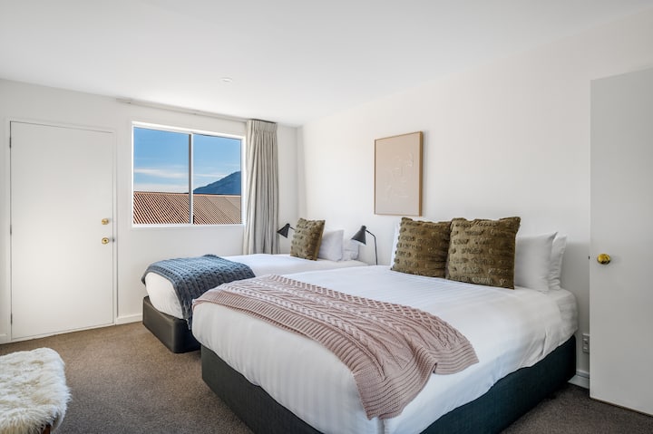 Chumba cha kulala cha Queenstown chenye nafasi kubwa chenye vitanda vya kifalme na vya mtu mmoja, kwa ajili ya familia au makundi, chenye hifadhi ya kutosha kwa ajili ya vifaa vya kuteleza kwenye barafu au ununuzi.