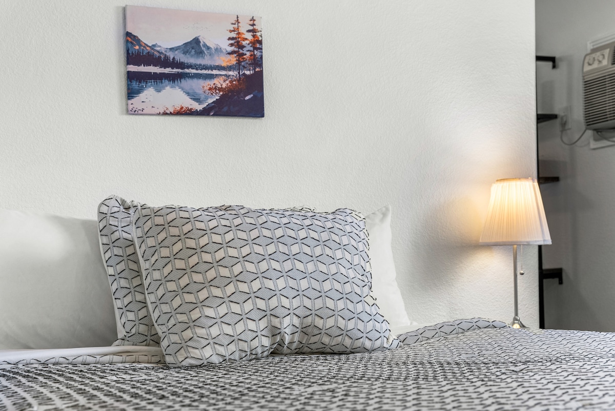 Una zona de descanso tranquila diseñada para ayudarte a recargar las pilas. Los tonos neutros y la ropa de cama suave crean un espacio relajante perfecto para noches tranquilas y mañanas fáciles.