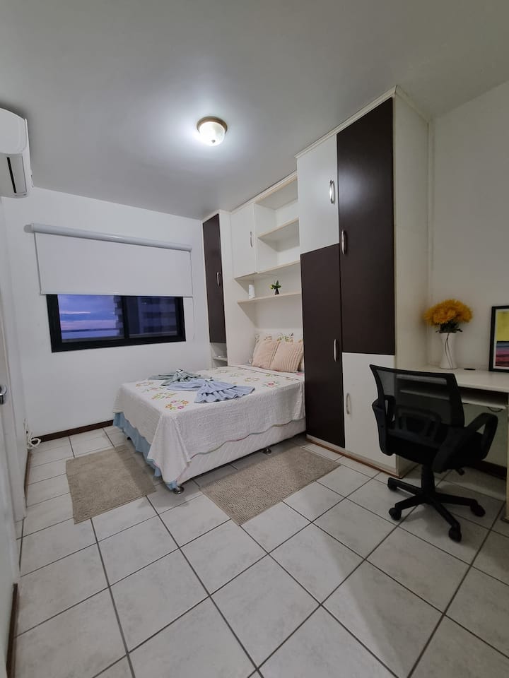 Dvokrevetna soba s poluosobnim apartmanom, NOVIM klima-uređajem i pogledom na rijeku Rio Negro.

 Dvokrevetna polusoba s NOVIM KLIMA-UREĐAJEM i pogledom na rijeku Negro.