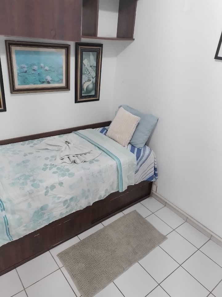 Jednokrevetna soba + kupaonica namijenjena za goste koji borave u toj sobi na ulazu.
Jednokrevetna soba + vlastita kupaonica odmah pored.