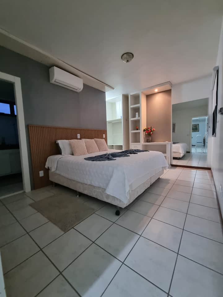 Glavni apartman s NOVIM klima-uređajem + bračnim krevetom (širine 180–220 cm) + ormarom.

Glavni apartman s NOVIM KLIMA-UREĐAJEM + bračnim krevetom (180 – 220) + ormarom.