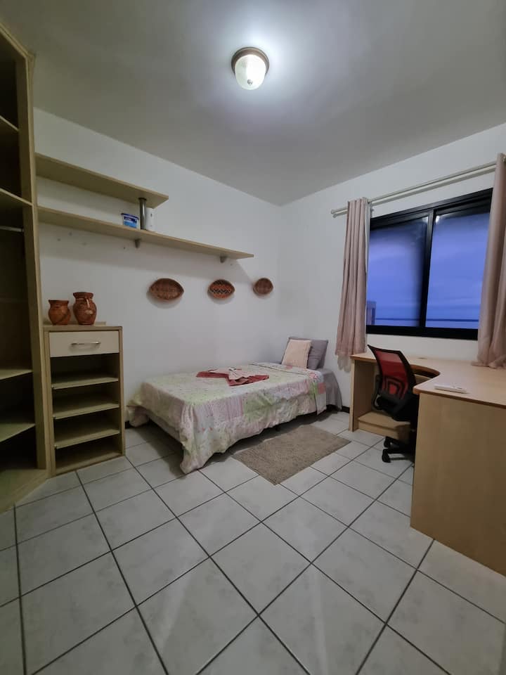 Jednokrevetna polusoba: NOVI klima-uređaj + krevet za jednu osobu + ormar + radni prostor s ergonomskom stolicom + kupaonica.

Jednokrevetni poluapartman: NOVI KLIMA-UREĐAJ + krevet za jednu osobu + ormar + radni prostor s ergonomskom stolicom + kupaonica.