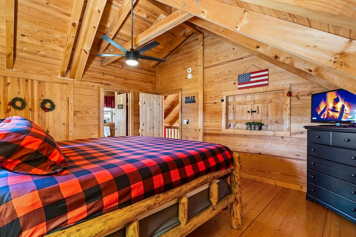 Suite principal con baño privado.  La televisión cuenta con canales de televisión de Youtube.  