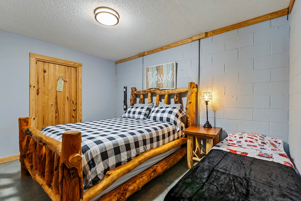 Spálňa 3 sa nachádza v suteréne vedľa herne a ponúka manželskú posteľ a rozkladaciu dvojposteľ (v prípade potreby).  Herňa ponúka oddelenú posteľ pod schodmi a rozkladací gauč.  Dvere herne môžu byť pre súkromie zatvorené.