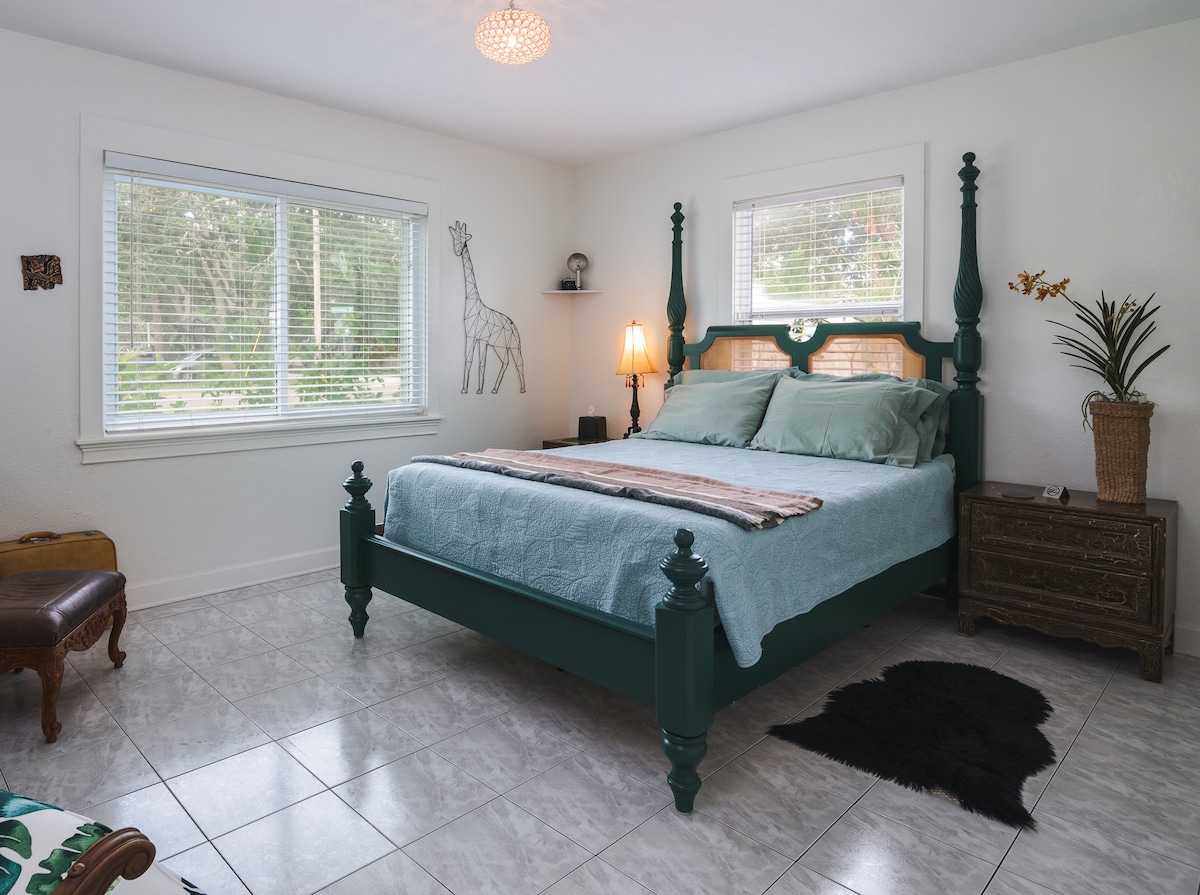 ใช้พื้นที่ร่วมกับเพื่อนหรือครอบครัวในห้องนอนของผู้เข้าพักด้วยฟูกขนาดควีนไซส์หรูหรา