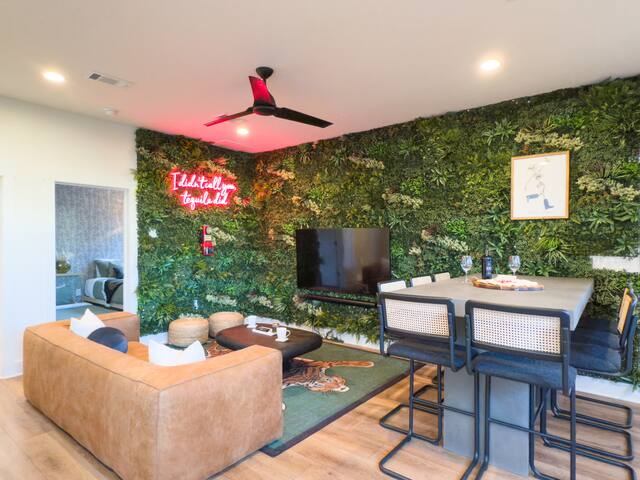 Huge Group Compound | Heart of ATX | Sleeps 41 gallery image 3