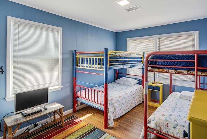 غرفة بطابقين مشرقة ومبهجة ولدى الأطفال تلفزيونهم الخاص مع مشغل أقراص DVD، إلى جانب الكثير من الكتب والألغاز والألعاب الموجودة في خزانة الألعاب. سيكون لديك أيضًا حزمة ولعب وكرسي عالي تحت تصرفك.