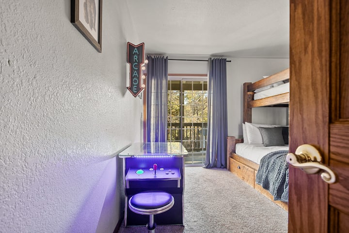 El dormitorio 3 en el refugio Big Bear Lake cuenta con una sala de cócteles 516, una litera, una cama extraíble debajo de la cama nido, una ventana grande y una decoración elegante para una estancia divertida y cómoda.
