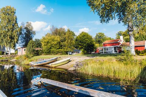 Charming house by the lake in Älmhult close to the city center.