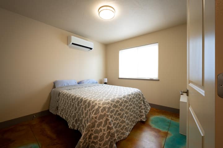 Cada dormitorio está equipado con un colchón híbrido súper cómodo.  Los espacios incluyen sus propios controles de calefacción o aire acondicionado y un espacio de armario. 