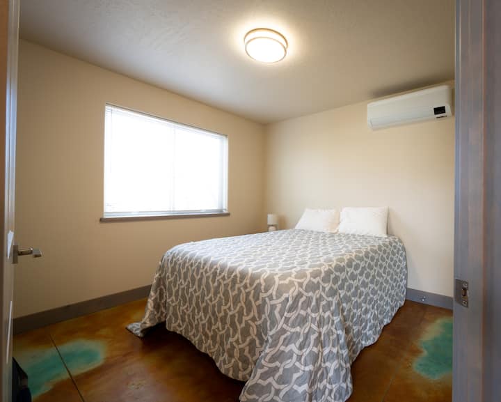 Cada dormitorio está equipado con un colchón híbrido súper cómodo.  Los espacios incluyen sus propios controles de calefacción o aire acondicionado y un espacio de armario. 