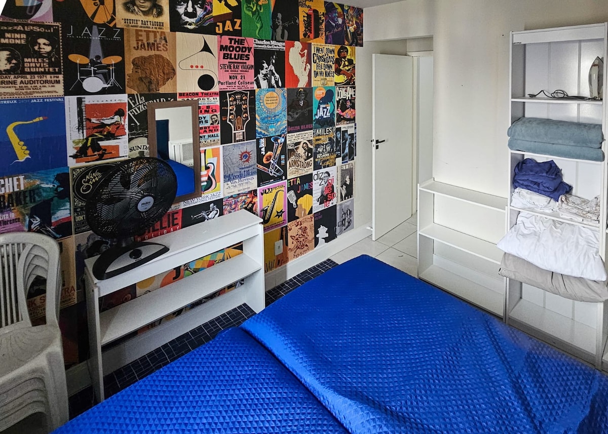 2 מיטות יחיד שניתן לחבר יחד, חדר עם מיזוג אוויר