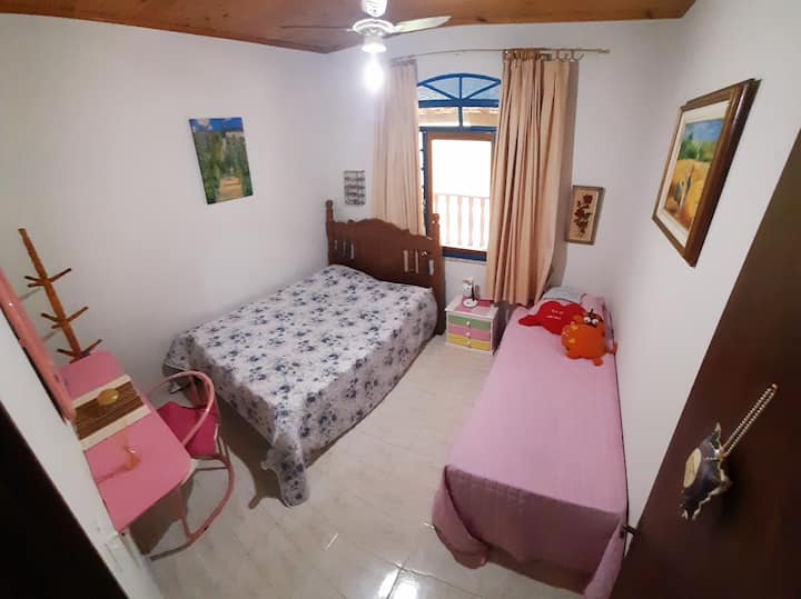 Quarto 2 - Acomoda até 3 pessoas, com ventilador de teto, tela contra insetos na janela e blackout