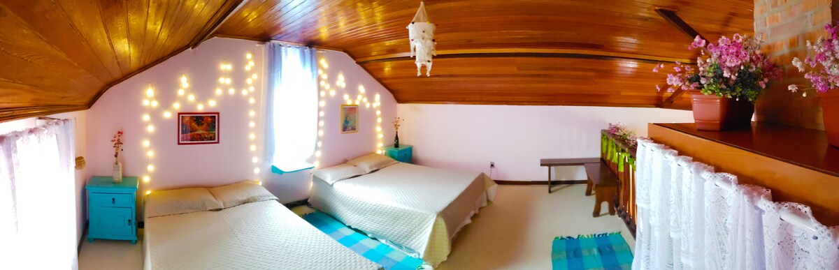 เตียงคู่ 2 เตียงในเมซานีนส่วนบนของห้อง 5