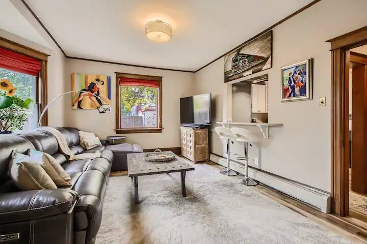 Charming Single Family Home Central-Seek Long Term gallery image 5