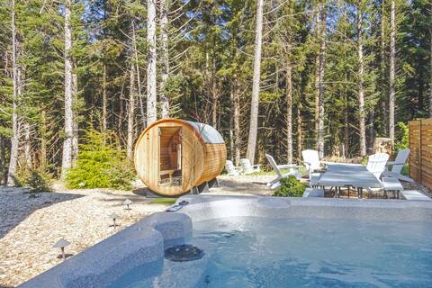 Cozy coastal retreat by the forest and the sea