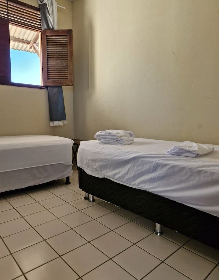 Kitanda kilicho na kitanda kidogo